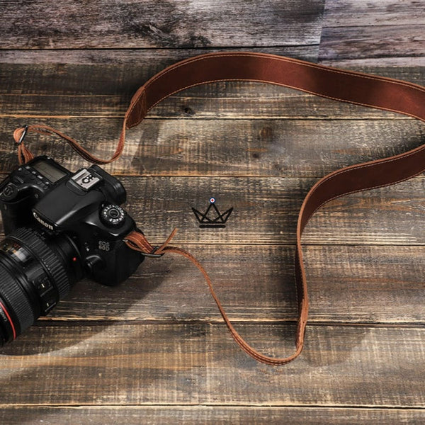 Sangle en Cuir pour Appareil Photo Personnalisable - Voyageur Nomade - - sangle personnalisable - Cadeau, Noël, Anniversaire, Original - Atelier Atypique