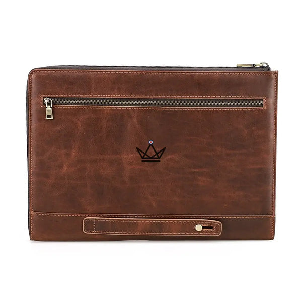 Personaliseerbare leren MacBook-hoes 13" en 14" — TRAVERSÉE-reistas, Oliebruin / 13"