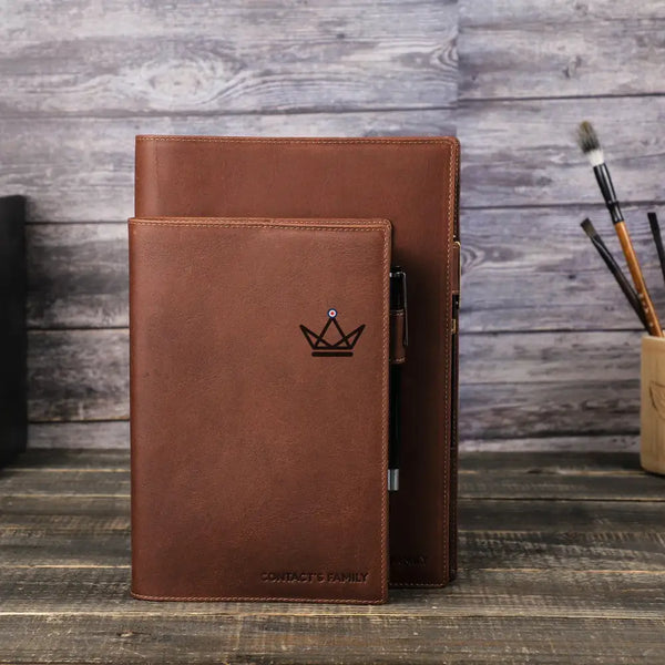 Protège Cahier en Cuir Personnalisable - Voyageur Intemporel -  - cahier personnalisable - Cadeau, Noël, Anniversaire, Original, Fête des pères, fête des mères - Atelier Atypique