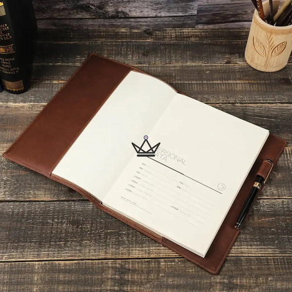 Protège Cahier en Cuir Personnalisable - Voyageur Intemporel -  - cahier personnalisable - Cadeau, Noël, Anniversaire, Original, Fête des pères, fête des mères - Atelier Atypique