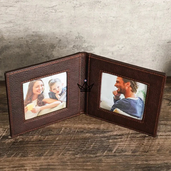 Cadre photo double pliant en cuir personnalisable - Voyageur SOUVENIR - ["Divers personnalisable","maj-desc","maj-filtre","Maroquinerie Personnalisable"] - cadre photo personnalisable - Cadeau, Noël, Anniversaire, Original, Fête des pères, fête des mères - Atelier Atypique