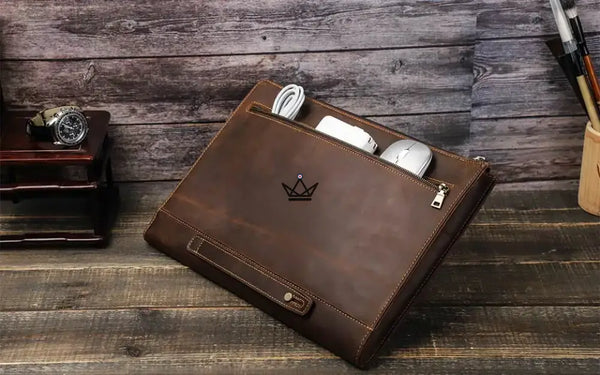 Housse cuir personnalisable pour MacBook 13 à 14 pouces - Voyageur TRAVERSÉE - ["Housse PC","Housse PC personnalisable","maj-desc","maj-filtre","Maroquinerie Personnalisable"] - housse PC personnalisable - Cadeau, Noël, Anniversaire, Original, Fête des pères, fête des mères - Atelier Atypique