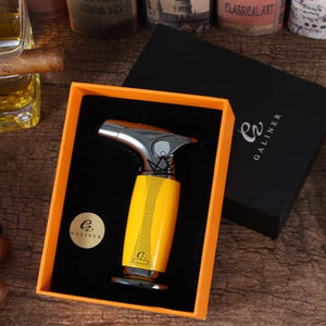 Briquet Chalumeau BLAZON XXL — Torche Ajustable, Format XXL, Jaune ou Noir | Coffret Collection - ["maj-filtre"] - Briquet - Cadeau, Noël, Anniversaire, Original, Fête des pères, fête des mères - Atelier Atypique