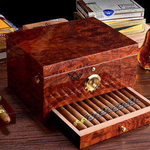 Cave à Cigares KING ARTHUR Deluxe — Laqué, Cèdre Espagnol, Hygromètre & Serrure | Luxe - ["maj-desc"] - Cave à cigare Out - Cadeau, Noël, Anniversaire, Original, Fête des pères, fête des mères - Atelier Atypique
